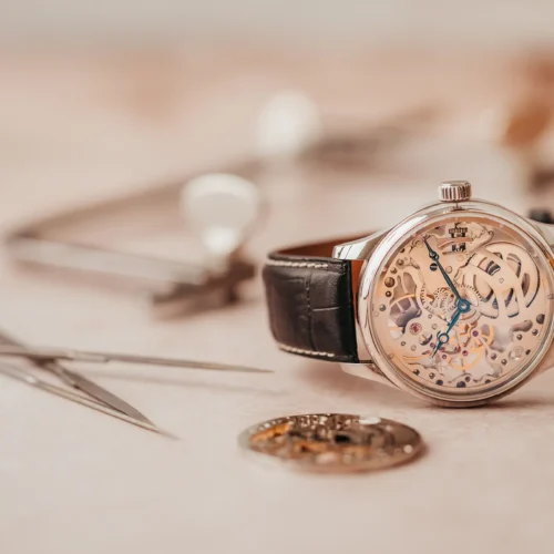 F. Peham Uhr mit Lederband, sichtbares Schweizer Uhrwerk
