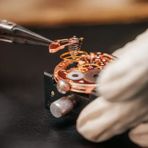 Herstellung einer Unikatuhr, Bearbeitung des Schweizer Uhrwerks